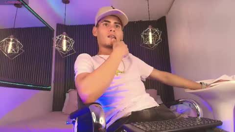  white fox  online show from 09-18-25, 09:39