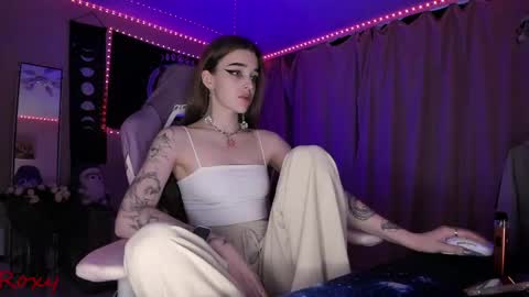 Snapshot of _yourwetdreams_ chatting on 04-19-26, 08:57 Roxy online show from 04-19-26, 08:57