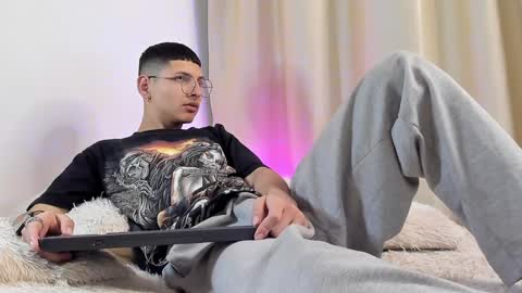 Snapshot of a_lejandro_08 chatting on 12-17-24, 11:16 alejo online show from 12-17-24, 11:16