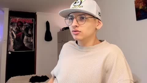 Snapshot of a_lejandro_08 chatting on 12-22-24, 11:09 alejo online show from 12-22-24, 11:09