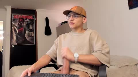 Snapshot of a_lejandro_08 chatting on 12-24-24, 06:44 alejo online show from 12-24-24, 06:44