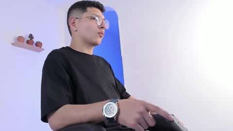 Snapshot of a_lejandro_08 chatting on 02-26-25, 11:04 alejo online show from 02-26-25, 11:04