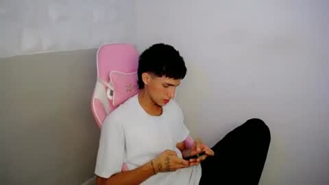 Snapshot of aaa_white chatting on 06-24-26, 04:33 KER online show from 06-24-26, 04:33