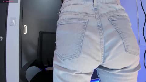 Snapshot of aandreamartinez1 chatting on 10-21-25, 03:07 andrea online show from 10-21-25, 03:07