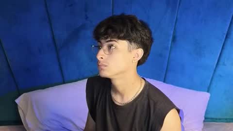 Aaron Ezequiel online show from 10-19-25, 08:42