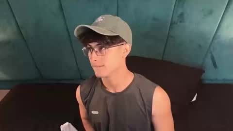 Aaron Ezequiel online show from 04-10-26, 12:43