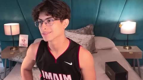 Snapshot of aaron_eze chatting on 05-16-26, 12:37 Aaron Ezequiel online show from 05-16-26, 12:37
