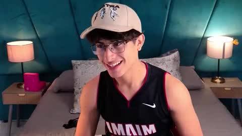 Snapshot of aaron_eze chatting on 05-22-26, 01:50 Aaron Ezequiel online show from 05-22-26, 01:50