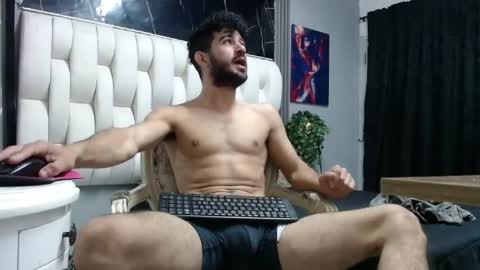 aaron_jones_1 online show from 04-21-26, 08:55