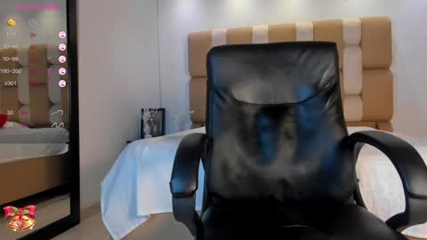 Snapshot of aaron_whitee chatting on 12-11-24, 12:44 Aaron online show from 12-11-24, 12:44