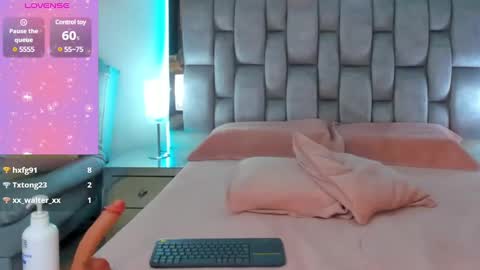 Snapshot of abby_blue01 chatting on 12-11-24, 02:30 abby_blue01 online show from 12-11-24, 02:30