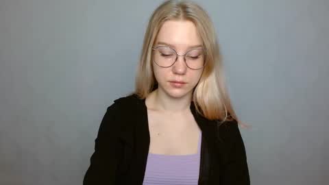 Abby Lovense is active online show from 01-26-25, 08:57