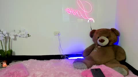 Snapshot of abellaconnor chatting on 01-05-25, 01:13 Abella and Kendra online show from 01-05-25, 01:13