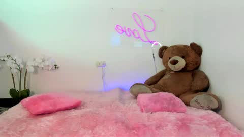 Snapshot of abellaconnor chatting on 01-08-25, 07:24 Abella and Kendra online show from 01-08-25, 07:24