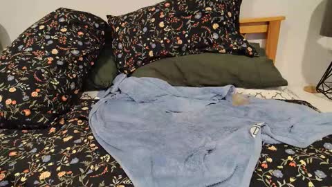 Snapshot of abhi_cam chatting on 12-21-25, 05:25 Naked Gentleman online show from 12-21-25, 05:25