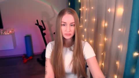 Snapshot of abigail_flex chatting on 02-14-25, 07:23 Anna online show from 02-14-25, 07:23