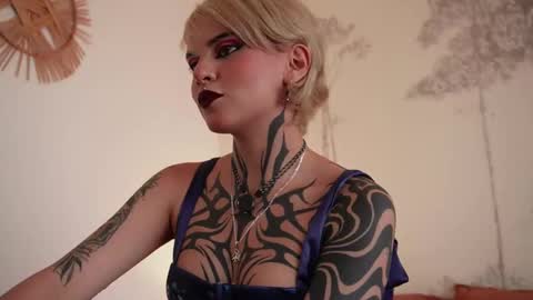 Snapshot of abril__colen chatting on 10-12-25, 10:58 April online show from 10-12-25, 10:58