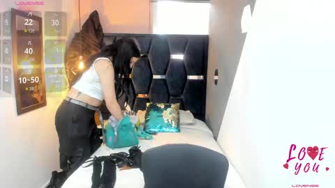 Snapshot of abril_fox__ chatting on 05-27-26, 08:28 Abril Fox online show from 05-27-26, 08:28