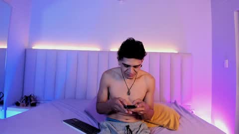 Snapshot of abrilandjulian chatting on 06-02-26, 11:56 Abril and Julian online show from 06-02-26, 11:56