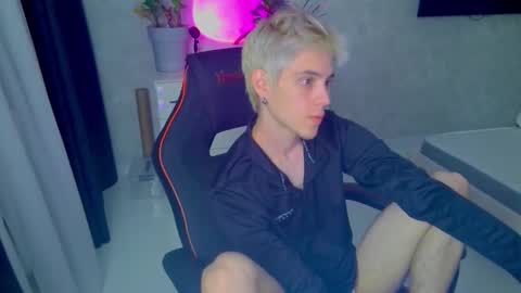 Snapshot of abslut chatting on 09-14-25, 04:39 Nick online show from 09-14-25, 04:39