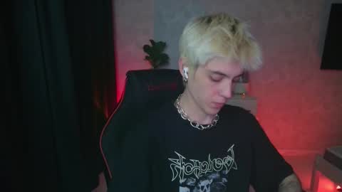 Snapshot of abslut chatting on 10-05-25, 04:16 Nick online show from 10-05-25, 04:16