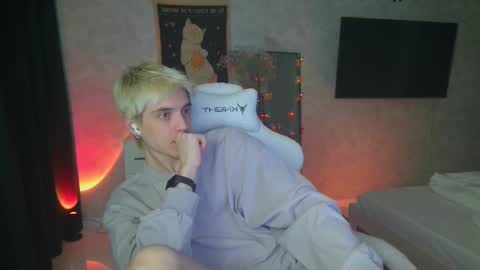 Snapshot of abslut chatting on 10-17-25, 01:46 Nick online show from 10-17-25, 01:46