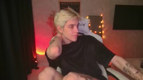 Snapshot of abslut chatting on 10-26-25, 04:02 Nick online show from 10-26-25, 04:02