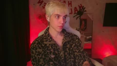 Snapshot of abslut chatting on 10-28-25, 03:47 Nick online show from 10-28-25, 03:47