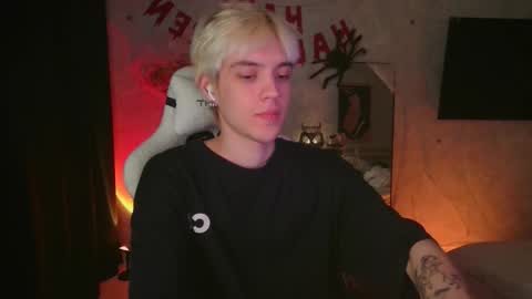 Snapshot of abslut chatting on 10-29-25, 04:09 Nick online show from 10-29-25, 04:09