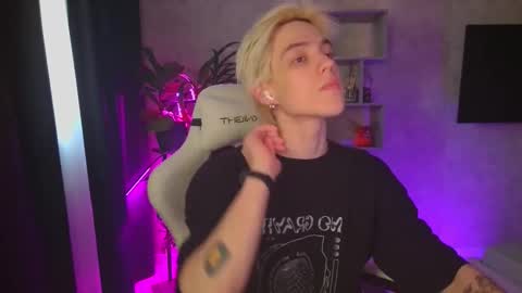 Snapshot of abslut chatting on 11-17-25, 04:18 Nick online show from 11-17-25, 04:18