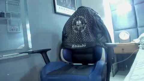 Snapshot of acidmilo chatting on 12-21-24, 04:03 Acid Milo online show from 12-21-24, 04:03