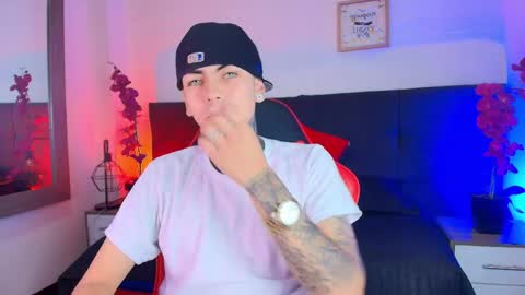 AdamsWalkerr  online show from 04-08-26, 12:49