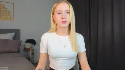 Adele online show from 09-11-25, 10:10