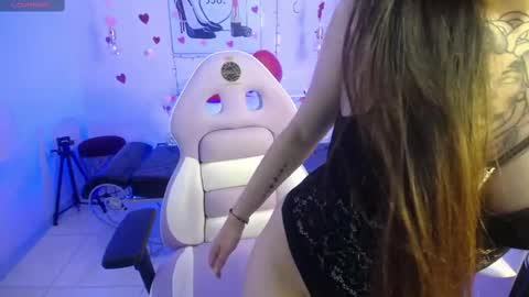 Snapshot of adri_gomez_1 chatting on 03-04-25, 03:22 Adri online show from 03-04-25, 03:22