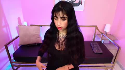 Snapshot of adri_gomez_1 chatting on 09-15-25, 01:38 Adri online show from 09-15-25, 01:38