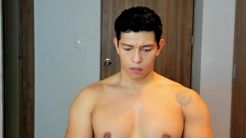 Snapshot of adrian_del_mar chatting on 05-05-26, 05:54 Adrian del Mar online show from 05-05-26, 05:54