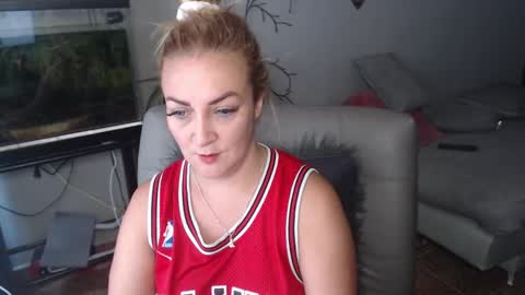 Snapshot of adrianapdes chatting on 02-04-25, 01:06 Adriana Paredes online show from 02-04-25, 01:06