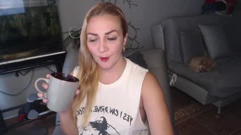 Snapshot of adrianapdes chatting on 02-17-25, 08:58 Adriana Paredes online show from 02-17-25, 08:58