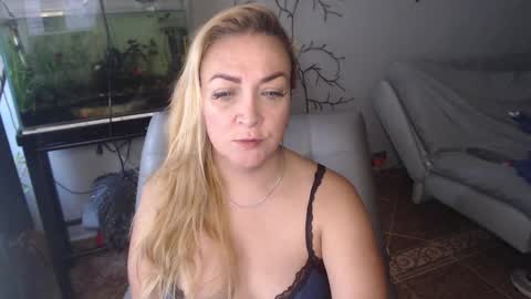Snapshot of adrianapdes chatting on 03-10-25, 12:37 Adriana Paredes online show from 03-10-25, 12:37