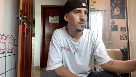 Snapshot of aelucius chatting on 09-17-25, 08:32 Luci online show from 09-17-25, 08:32