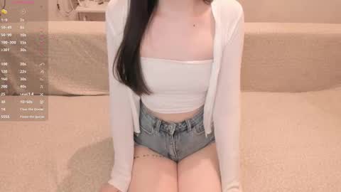 Snapshot of aeri_love chatting on 10-19-25, 12:39 Emi online show from 10-19-25, 12:39