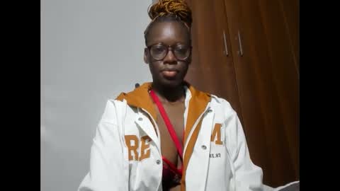 Snapshot of afro_pop chatting on 02-18-25, 12:48 Leah online show from 02-18-25, 12:48