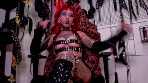 Snapshot of agathamoonn chatting on 12-21-24, 06:44 Agatha Fox online show from 12-21-24, 06:44