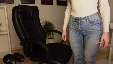 Agelina Lilly Laura online show from 02-15-25, 10:10