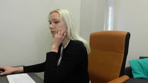Snapshot of agelina_summer chatting on 04-26-26, 06:11 Agelina Lilly Laura online show from 04-26-26, 06:11