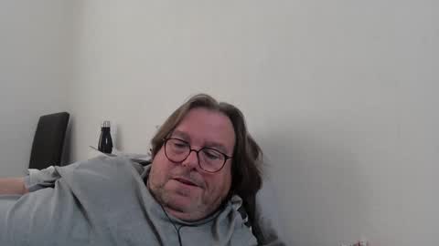 Snapshot of agias chatting on 03-11-25, 11:33 Agias online show from 03-11-25, 11:33