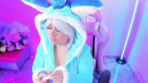 Snapshot of ahri_elderwood chatting on 12-17-25, 03:34 Ahri help me get to 100 online show from 12-17-25, 03:34