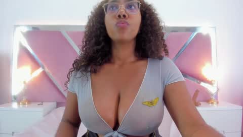 Snapshot of aisharodgers00 chatting on 01-23-25, 11:58 Aisha Rodgers online show from 01-23-25, 11:58