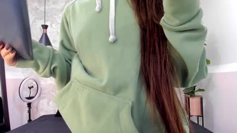 little aitana  online show from 01-04-25, 03:17