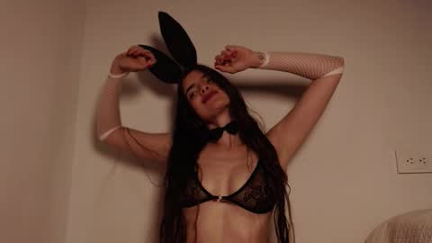 Snapshot of alahia_sky chatting on 10-17-25, 08:39 online show from 10-17-25, 08:39